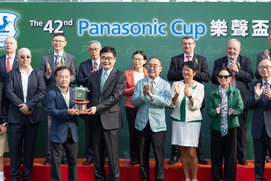 Mr. Tetsuro Homma (Third from the left, front row), Executive Vice President, Panasonic Holdings Corporation, presented a trophy to Sagacious Life’s winning owner Mr. Leslie Lui(First from the left, front row) and his representative(Second from the left, front row).